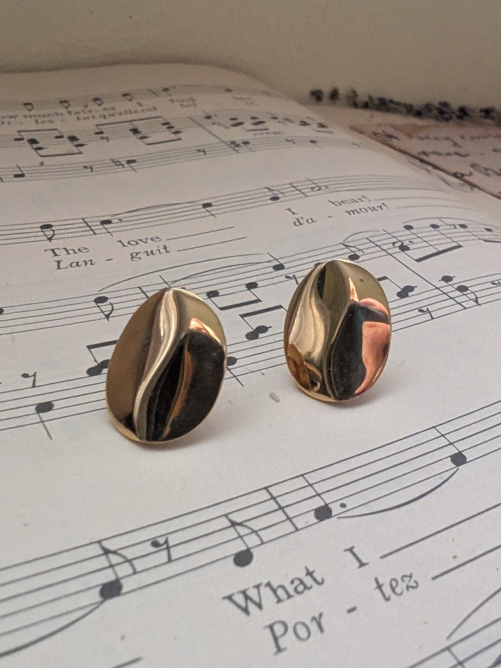 Gold Tone Sculpted Oval Stud Earrings - Unbranded
